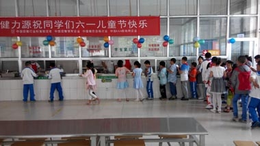 給孩子們送去一份快樂——公司多家小學餐廳、美食廣場舉辦六一兒童節活動