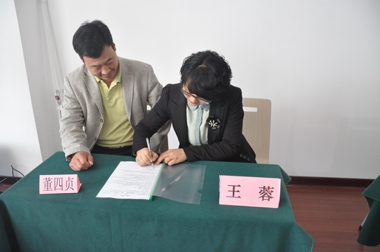 采購中心王總與新餐廳經理簽訂幫扶協議