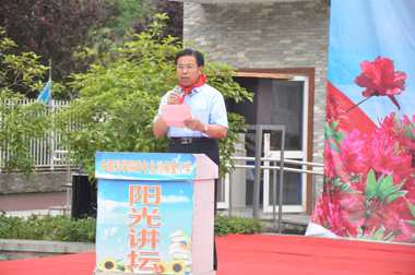 健力源集團工會副主席戰桂華在助學活動儀式上發言