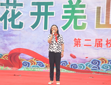 北川縣政協副主席陸桂瓊在助學活動儀式上講話