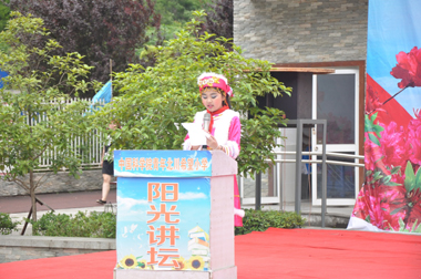 學生代表在助學活動儀式上發言