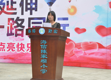 家長代表在助學活動儀式上發言