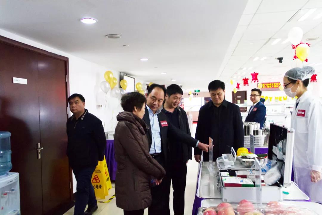 薦董為商標局領導講解我們的食材農殘檢測和餐具清潔度檢測