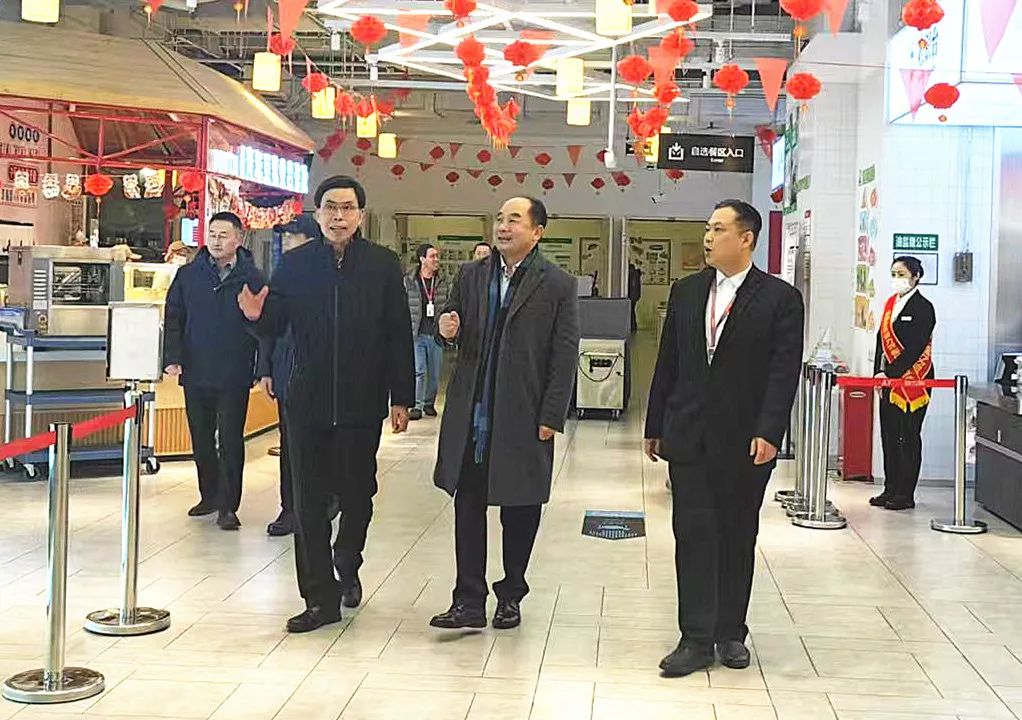 春節前，薦世新董事長和集團各大區領導前往餐廳檢查走訪